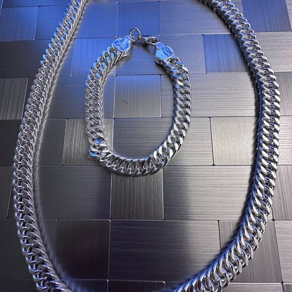 This stunning jewelry set features a 925 sterling silver necklace and an 7-inch - Picture 2 of 7